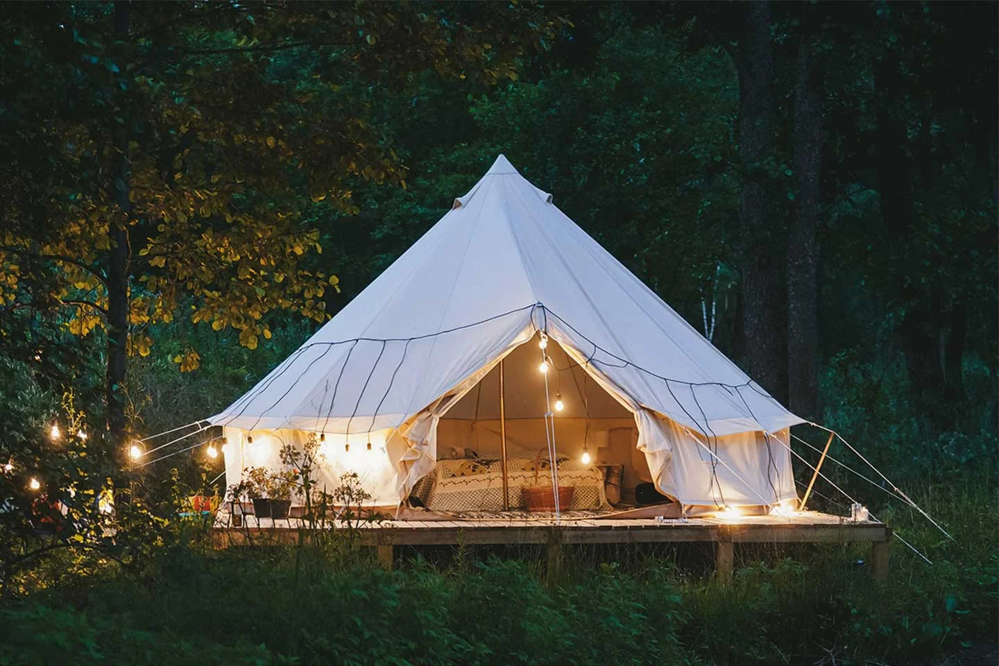 Tenda glamping: come arredare una tenda da campeggio in questo stile